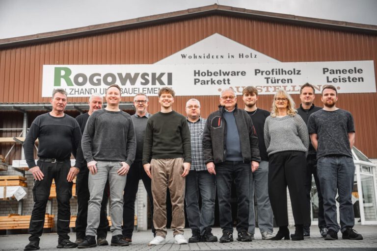 Das Team der Rogowski Holzhandlung vor dem Firmengebäude