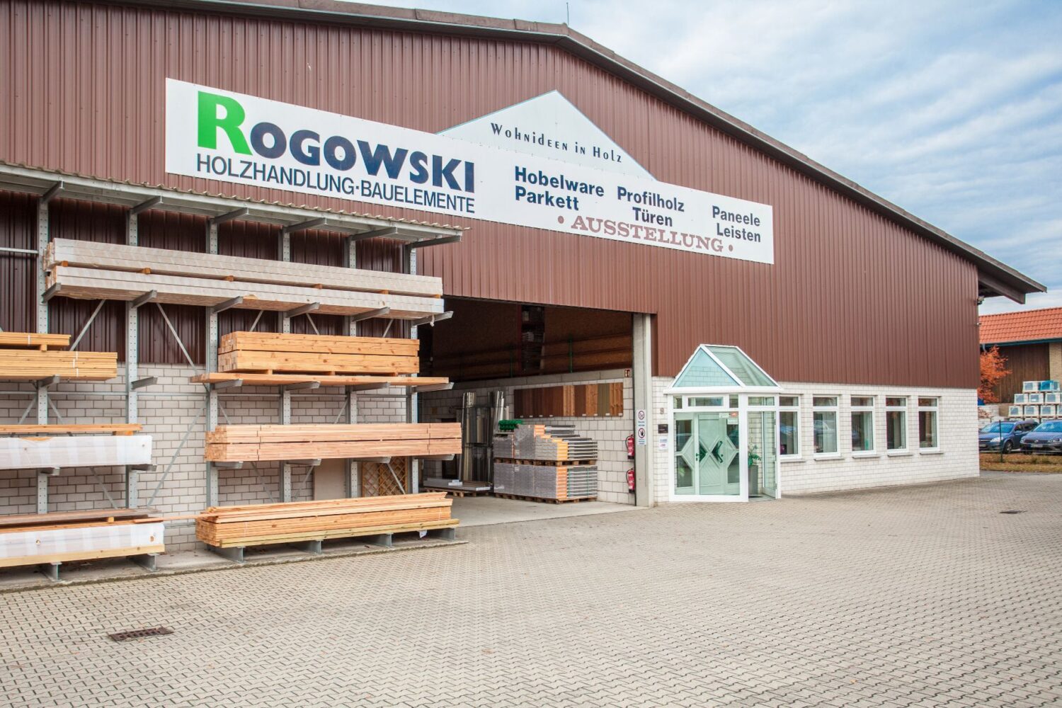 Rogowski Holzhandlung in Kassel: Halle mit Holzlager und Eingang zur Ausstellung