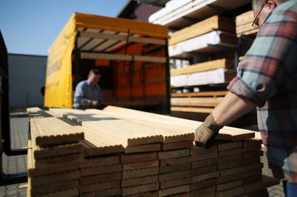 Mitarbeiter der Rogowski Holzhandlung beim Verladen von Holz