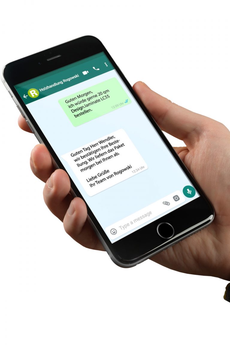 Smartphone mit WhatsApp-Nachricht an die Rogowski Holzhandlung