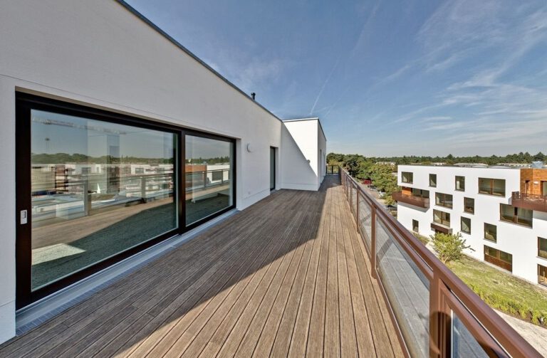 MOSO Bamboo X-treme Bambus-Terrassendielen an einem Wohnhaus