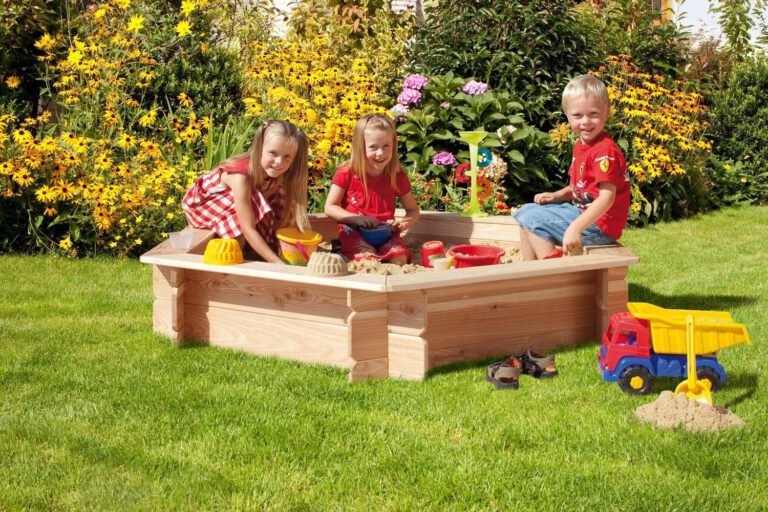 Sechseckiger Sandkasten aus Holz im Garten