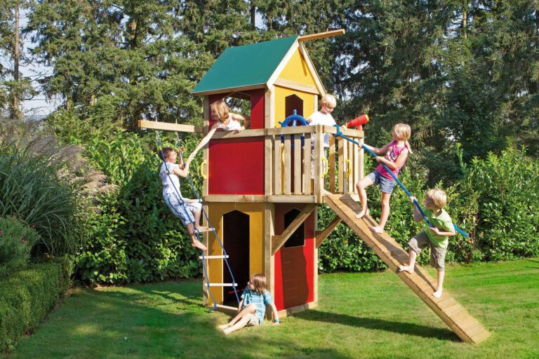Spielturm WINNETOO aus Kiefer mit Kletterwand und Schaukel