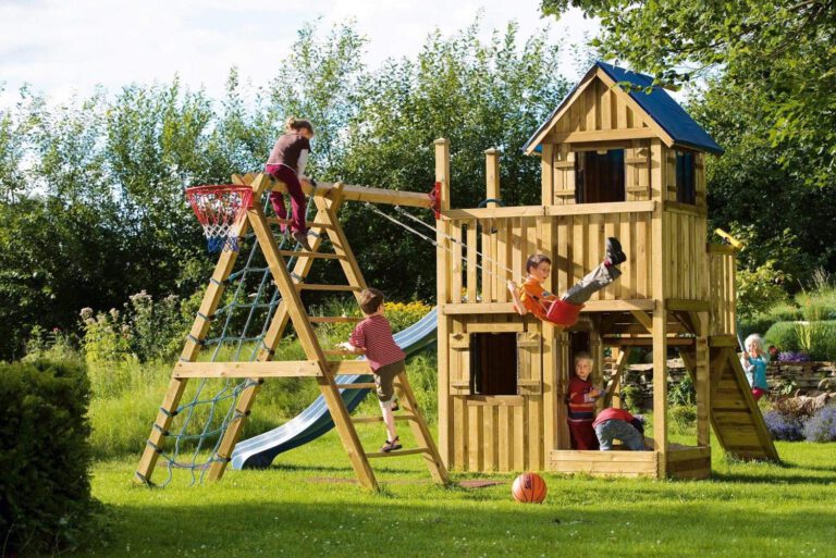 WINNETOO Spielturm mit Rutsche und Kletterwand im Garten