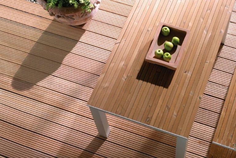Terrassendielen aus Bangkirai-Hartholz mit Gartenmöbeln