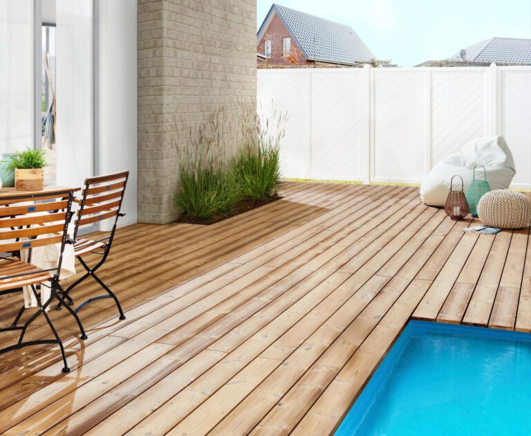Terrassendielen aus Thermoholz Kiefer auf einer Holzterrasse