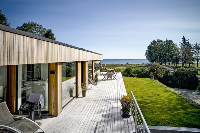 Holzterrasse an einem Wohnhaus (Bild: Frøslev)